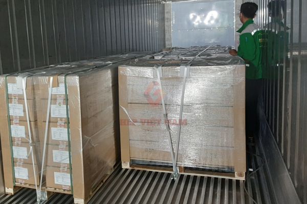 Lashing là gì? Hình ảnh: Lashing hàng hóa bằng dây đai composite tại HLP Việt Nam