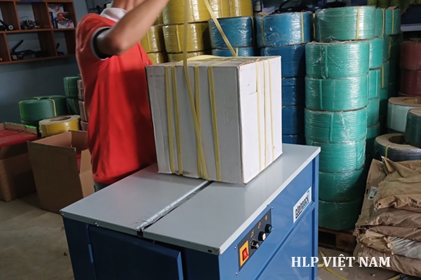 Máy đóng đai thùng công ty HLP Việt Nam